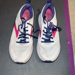 Women's brooks running shoe!